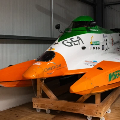 Rennboot mit orangefarbenem Bug im Automuseum L&ouml;mmenschwil, Schweiz