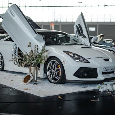 Wei&szlig;es Sportfahrzeug mit offenen T&uuml;ren auf der Tuning World Bodensee 2026