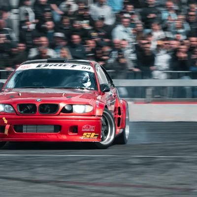 Roter BMW f&auml;hrt Drift vor Publikum auf der Tuning World Bodensee 2026