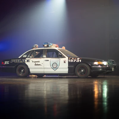 Polizeiwagen in Schwarz-Wei&szlig; mit Blaulicht auf der Tuning World Bodensee 2026