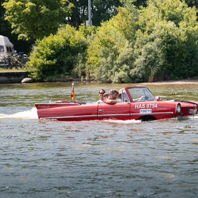 Rotes Amphibienfahrzeug f&auml;hrt auf einem Gew&auml;sser, KLASSIKWELT BODENSEE 2026