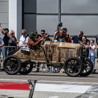 Antiker Rennwagen bei der Klassikwelt Bodensee 2026, Zuschauer applaudieren