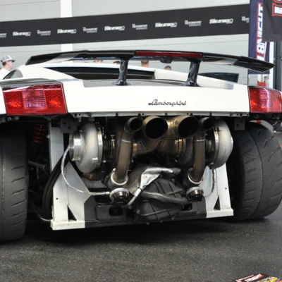 Lamborghini-Auto mit gro&szlig;em Heckspoiler und Turboladern auf der Tuning World 2025