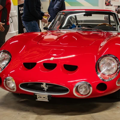 Roter Ferrari bei der 19. Oltimer Messe St.Gallen, Frontansicht