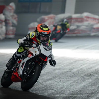 Motorradfahrer auf einer Rennmaschine in einer Halle bei der Motorradwelt 2026