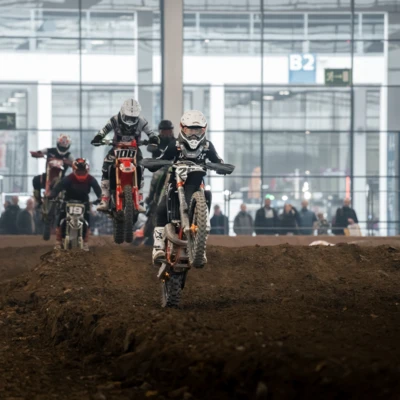Motocross-Fahrer springt &uuml;ber H&uuml;gel bei der Motorradwelt 2026 in Friedrichshafen