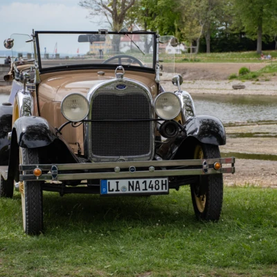 Oldtimer w&auml;hrend des Oldtimertreffens Wasserburg 2026 am Ufer.