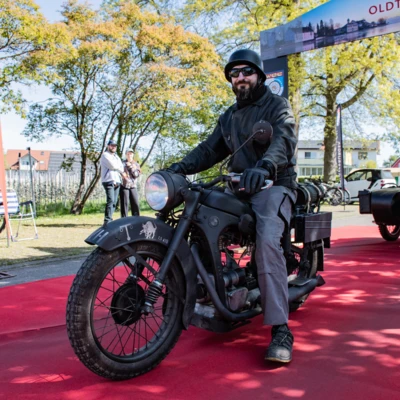 Oldtimer-Motorrad auf rotem Teppich beim Oldtimertreffen Wasserburg 2026