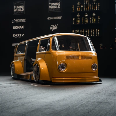 Gelbes modifiziertes Fahrzeug auf der Tuning World Bodensee 2026