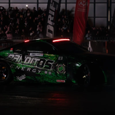 Gr&uuml;nes Driftfahrzeug mit Panbitos Energy Sponsoring bei Drift & Beatz Show