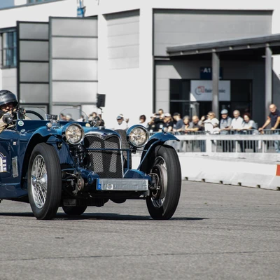 Blauer Oldtimer f&auml;hrt auf der Klassikwelt Bodensee 2026