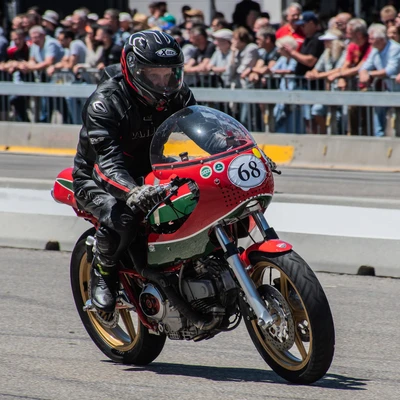 Motorradfahrer auf einer Rennstrecke bei der Klassikwelt Bodensee 2026