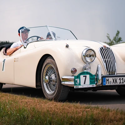 Wei&szlig;er Jaguar XK140 auf der Lindau-Klassik Rallye mit Fahrer