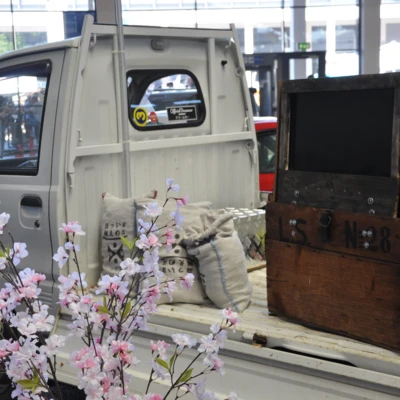 Kleintransporter mit Deko und Holzkiste auf der Tuning World 2025