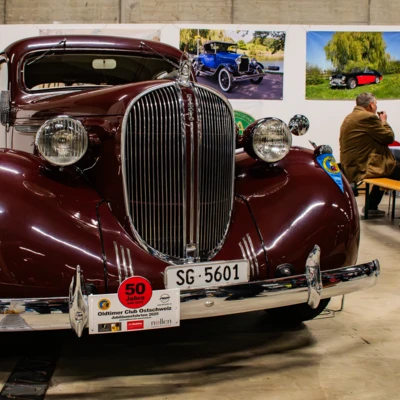 Roter Oldtimer mit K&uuml;hlergrill auf der Oldtimermesse St.Gallen