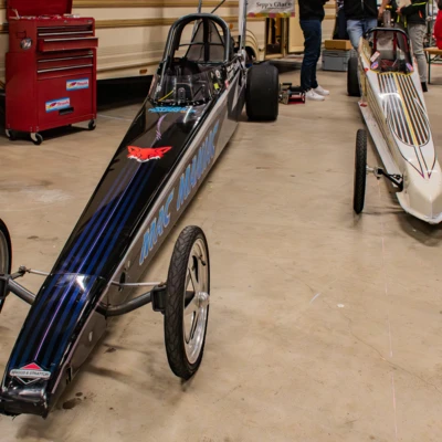 Zwei Dragster-Rennwagen in einer Messehalle w&auml;hrend der Oldtimer Messe St.Gallen