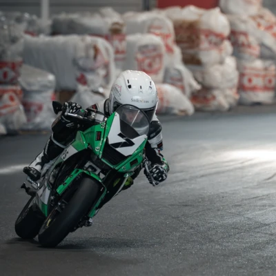 Motorradfahrer auf einer Kawasaki beim Fahren auf der Motorradwelt 2026