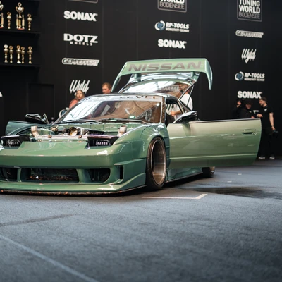 Nissan Fahrzeug mit offenen T&uuml;ren auf der Tuning World Bodensee 2026