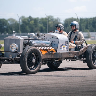 Oldtimer-Rennwagen mit zwei Fahrern auf der KLASSIKWELT BODENSEE 2026
