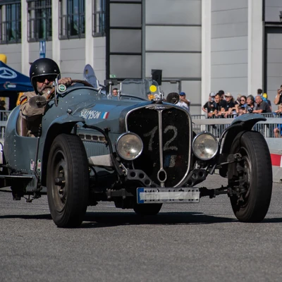 Oldtimer-Fahrzeug bei der Klassikwelt Bodensee 2026 mit Fahrer im Helm