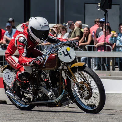 Motorradfahrer in rot auf historischer Rennmaschine bei Klassikwelt Bodensee 2026