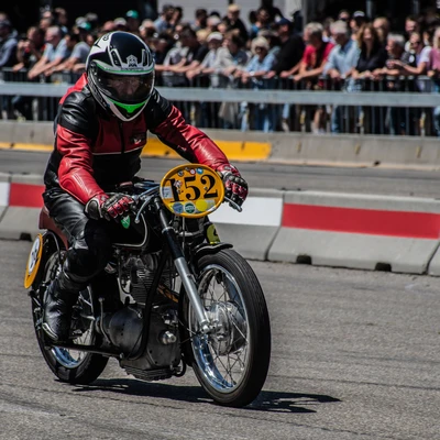 Fahrer auf einem Motorrad mit Rennnummer 152 auf der Klassikwelt Bodensee 2026