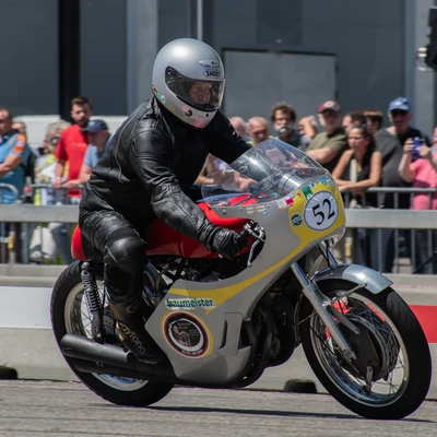 Motorradfahrer in schwarzer Lederkombi auf Rennstrecke bei Klassikwelt Bodensee 2026