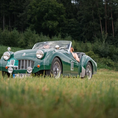 Gr&uuml;ner Oldtimer bei der Lindau-Klassik Rallye auf einer Wiese