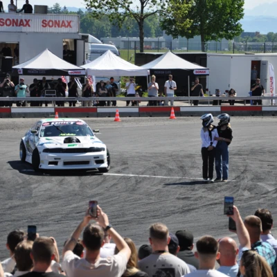 Driftveranstaltung mit wei&szlig;em Sportwagen auf der Tuning World 2025