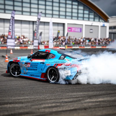 Toyota GR Supra driftet mit Rauchbildung auf der Tuning World 2025