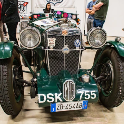 Gr&uuml;ner MG Oldtimer mit Nummernschild DSK 755 auf der Oltimer Messe St.Gallen