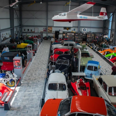 Blick ins Automuseum L&ouml;mmenschwil mit verschiedenen Fahrzeugen