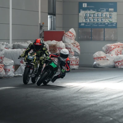 Zwei Motorradfahrer im Renneinsatz auf der Motorradwelt 2026 in Friedrichshafen