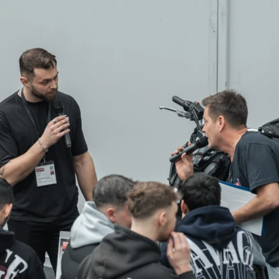 Zwei Personen sprechen &uuml;ber Motorr&auml;der auf der Motorradwelt 2026 in Friedrichshafen