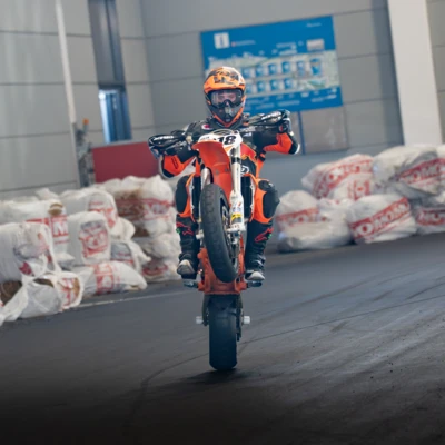 Motorradfahrer macht einen Wheelie auf einer KTM beim Motorradwelt 2026
