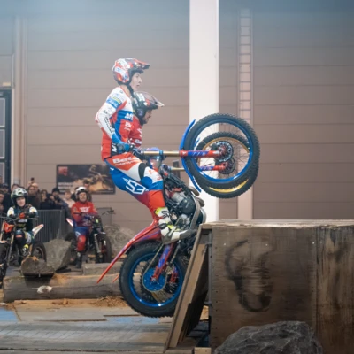 Motorradfahrer zeigt einen Stunt auf der Motorradwelt Messe 2026 in Friedrichshafen