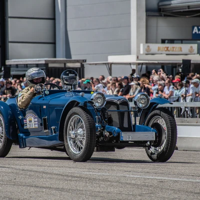 Blauer klassischer Sportwagen f&auml;hrt auf der Klassikwelt Bodensee 2026