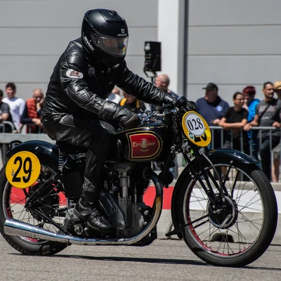 Motorradfahrer auf einer Oldtimer-Maschine w&auml;hrend der Klassikwelt Bodensee 2026.
