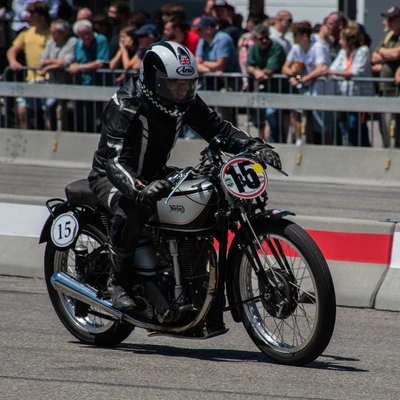 Ein Motorradfahrer auf einer Oldtimer-Rennstrecke w&auml;hrend der Klassikwelt Bodensee 2026.