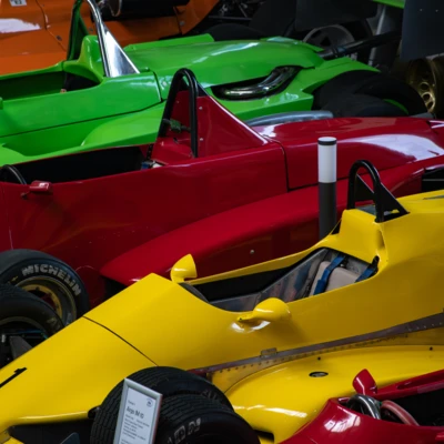 Mehrere Rennwagen in verschiedenen Farben im Automuseum L&ouml;mmenschwil