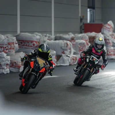 Zwei Fahrer auf Motorr&auml;dern beim Rennen in einer Halle auf der Motorradwelt 2026