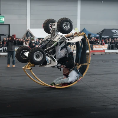 Motorradfahrer f&uuml;hrt Stunt auf Motorradwelt 2026 Messe in Friedrichshafen vor