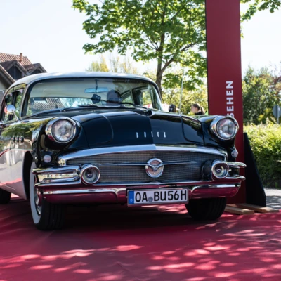 Oldtimer Buick auf Oldtimertreffen Wasserburg 2026, rot dekoriert