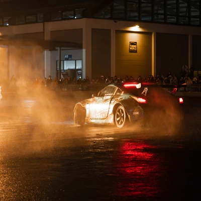 Porsche bei Drift & Beatz Show 2026 mit brennenden Effekten