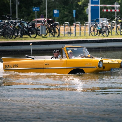 Gelbes Amphibienfahrzeug f&auml;hrt auf Gew&auml;sser w&auml;hrend der KLASSIKWELT BODENSEE 2026