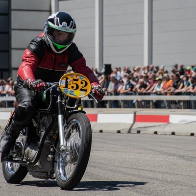 Motorradfahrer in roter Lederjacke beim Rennen auf der Klassikwelt Bodensee 2026