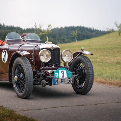 Oldtimer aus den 1920er Jahren f&auml;hrt auf einer kurvenreichen Stra&szlig;e