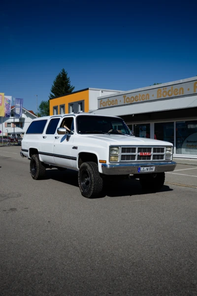 Wei&szlig;er GMC Suburban auf dem American-Dream-V8 Treffen in Lindenberg
