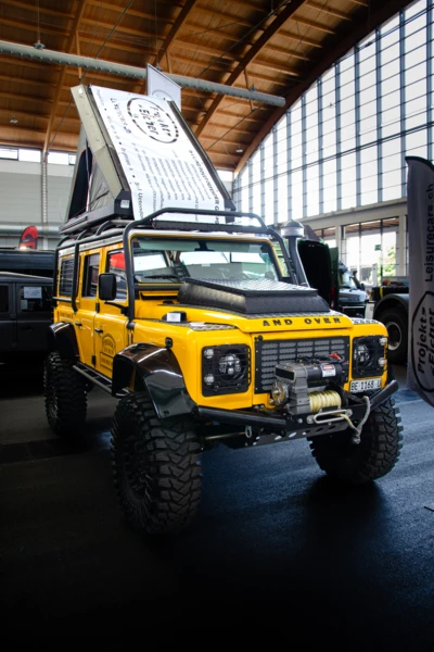 Gelbes Offroad-Fahrzeug mit Wunschzeichen auf der Adventure Southside 2025 in Friedrichshafen