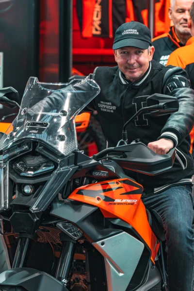 Person sitzt auf einem KTM Super Adventure Motorrad auf der Motorradwelt 2026.